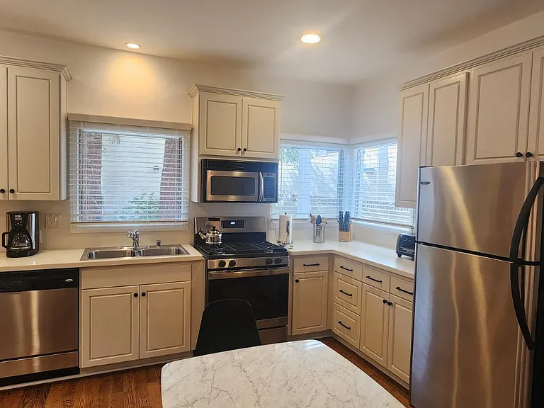 135 Montana Ave #14 — Photo 3