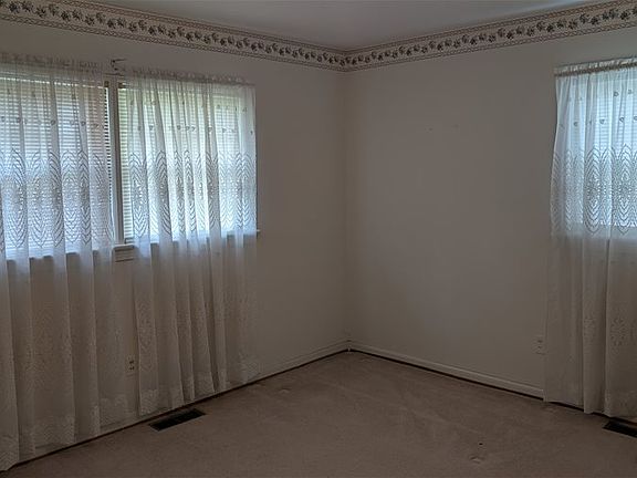 4th image of 34 Carolyn Dr