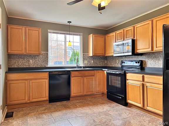 2nd image of 2715 Chestnut Ln