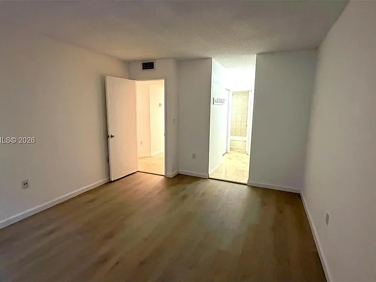 2750 NE 183rd St #106 — Photo 4