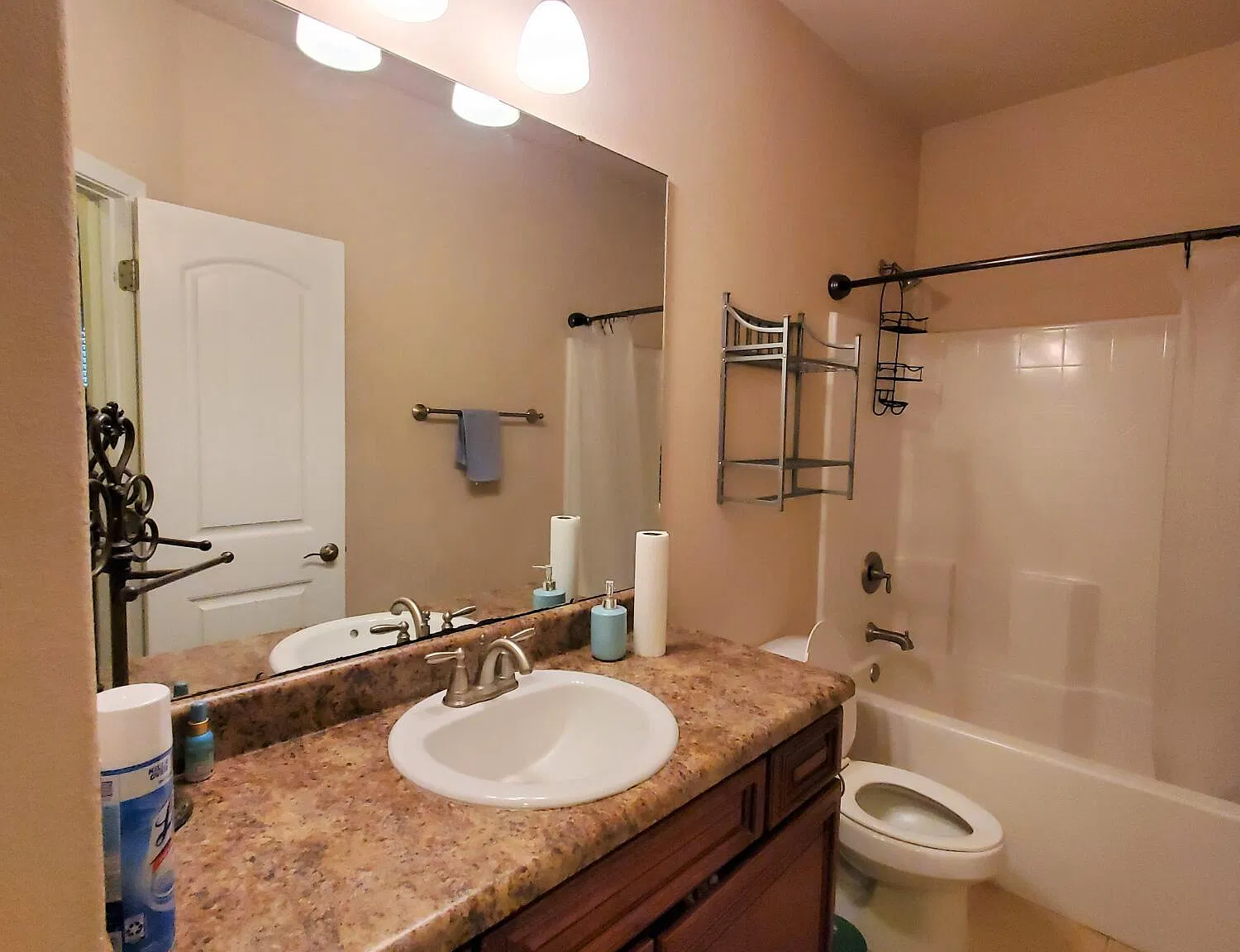 3 bed, 2.0 bath, 1463 sqft, $1,800 — Photo 4