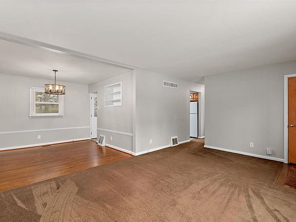 5th image of 90 Forestwood Dr