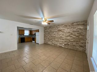 1207 & 1209 W Goodwin St, Pleasanton, TX 78064