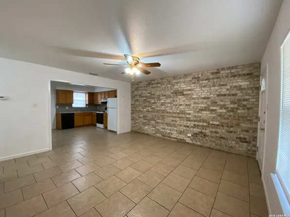 1207 & 1209 W GOODWIN ST, Pleasanton, TX 78064