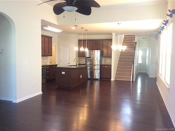 4th image of 4512 Blackmuir Wood Cres