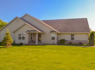 102 Eagles Cove Cir, North Prairie, WI 53153