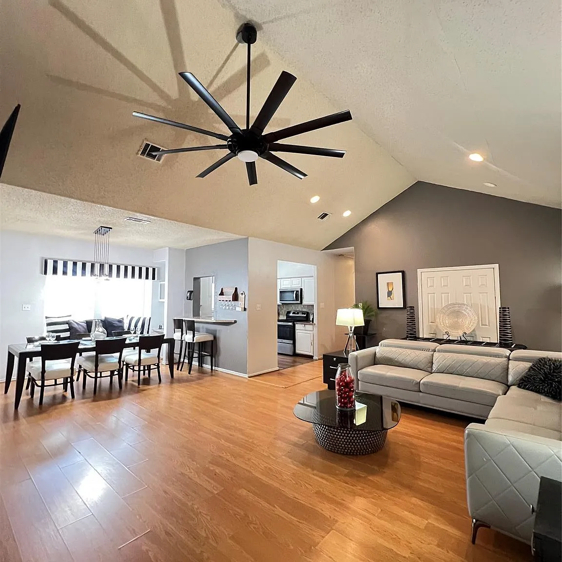 4 bed, 3.0 bath, 3867 sqft, $2,350 — Photo 4
