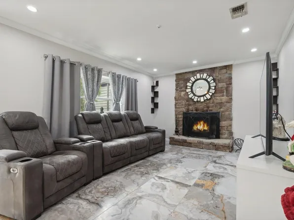 605 Lake Court #605, Middle Island, NY 11953