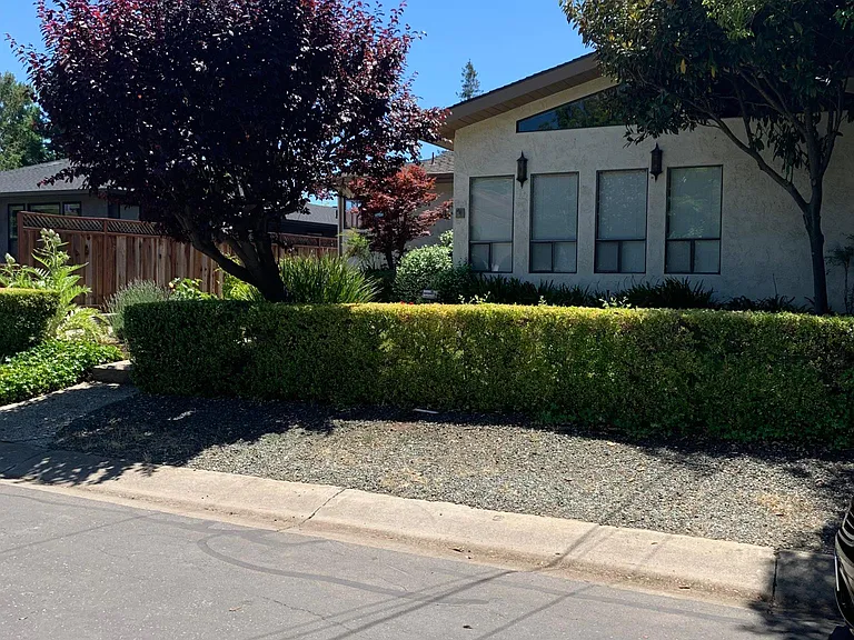 752 Edge Ln — Photo 3