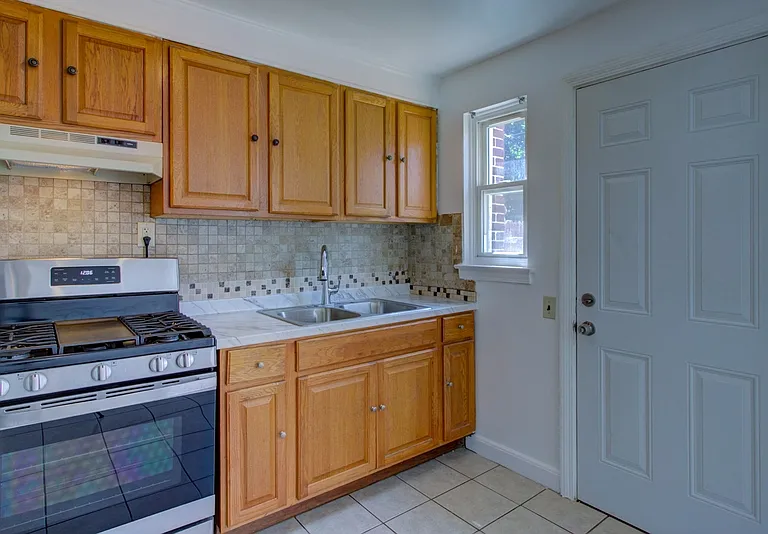 730 E Madison St — Photo 8