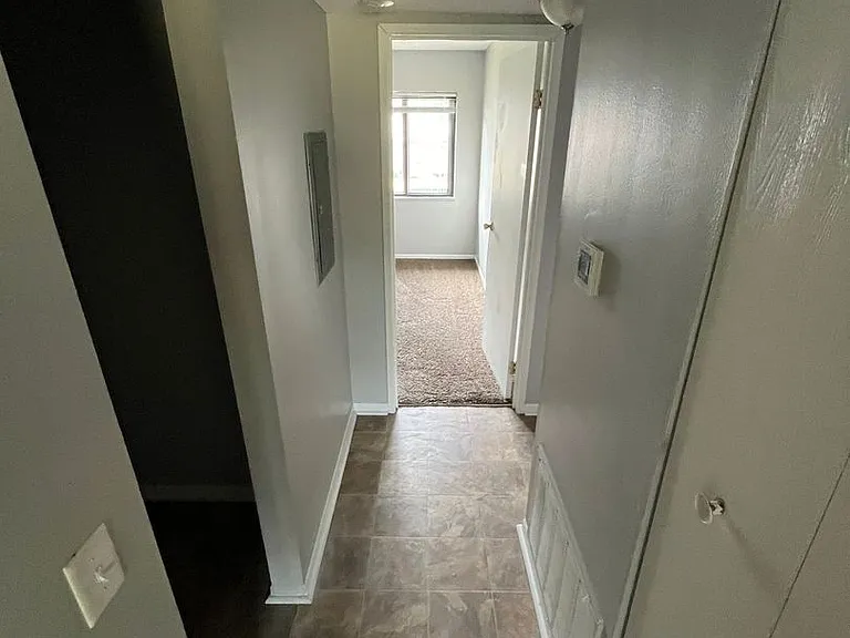 210 S Ivy Ln — Photo 4