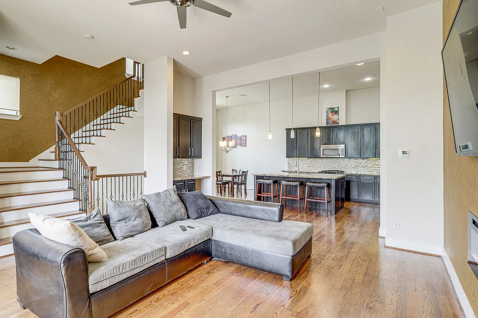 3 bed, 3.0 bath, 2174 sqft, $10,908 — Photo 3