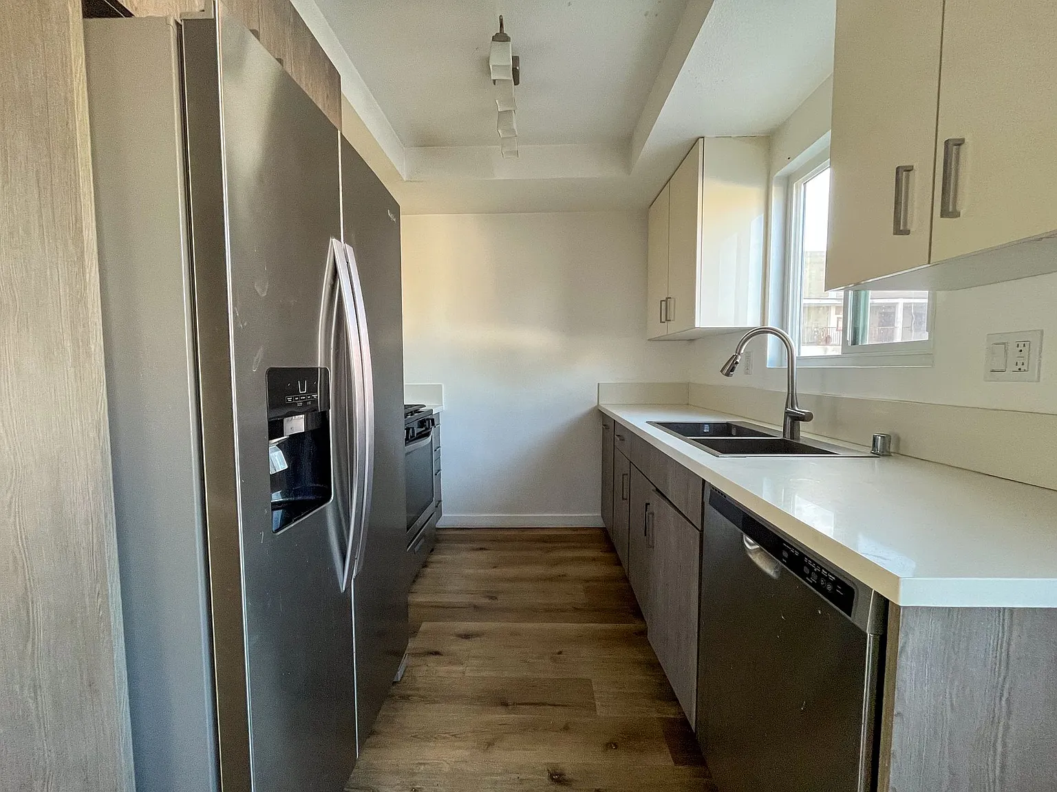 110 S Eucalyptus Ave — Photo 2