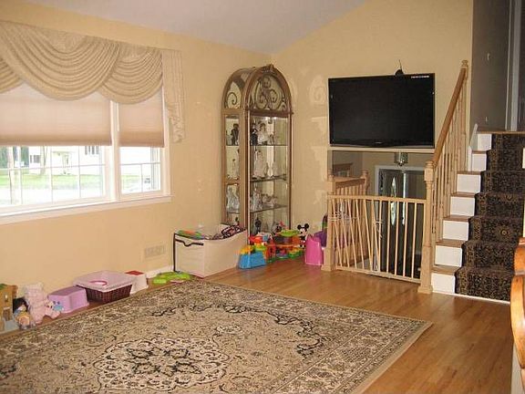 5th image of 81 Francine Ave