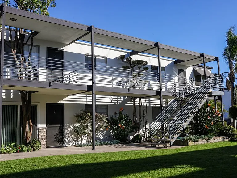 Oceanaire Villa Apartments — Photo 17