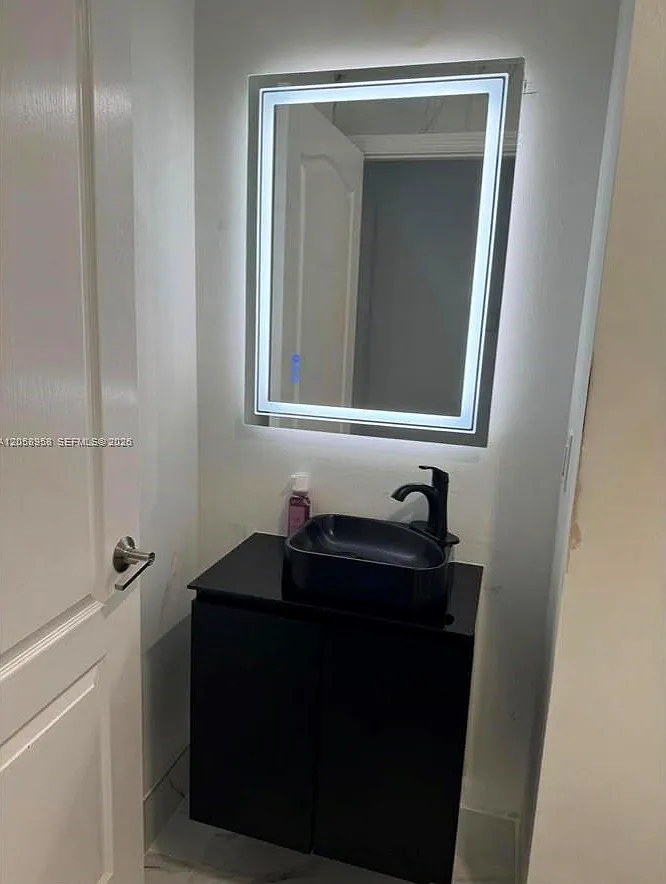3 bed, 2.5 bath, 1700 sqft, $4,000 — Photo 2