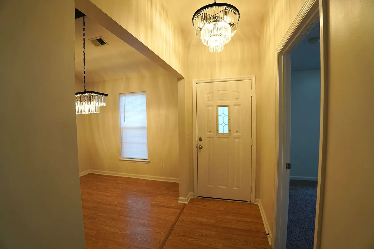 Building Photo - 131 Lake Chateau Dr