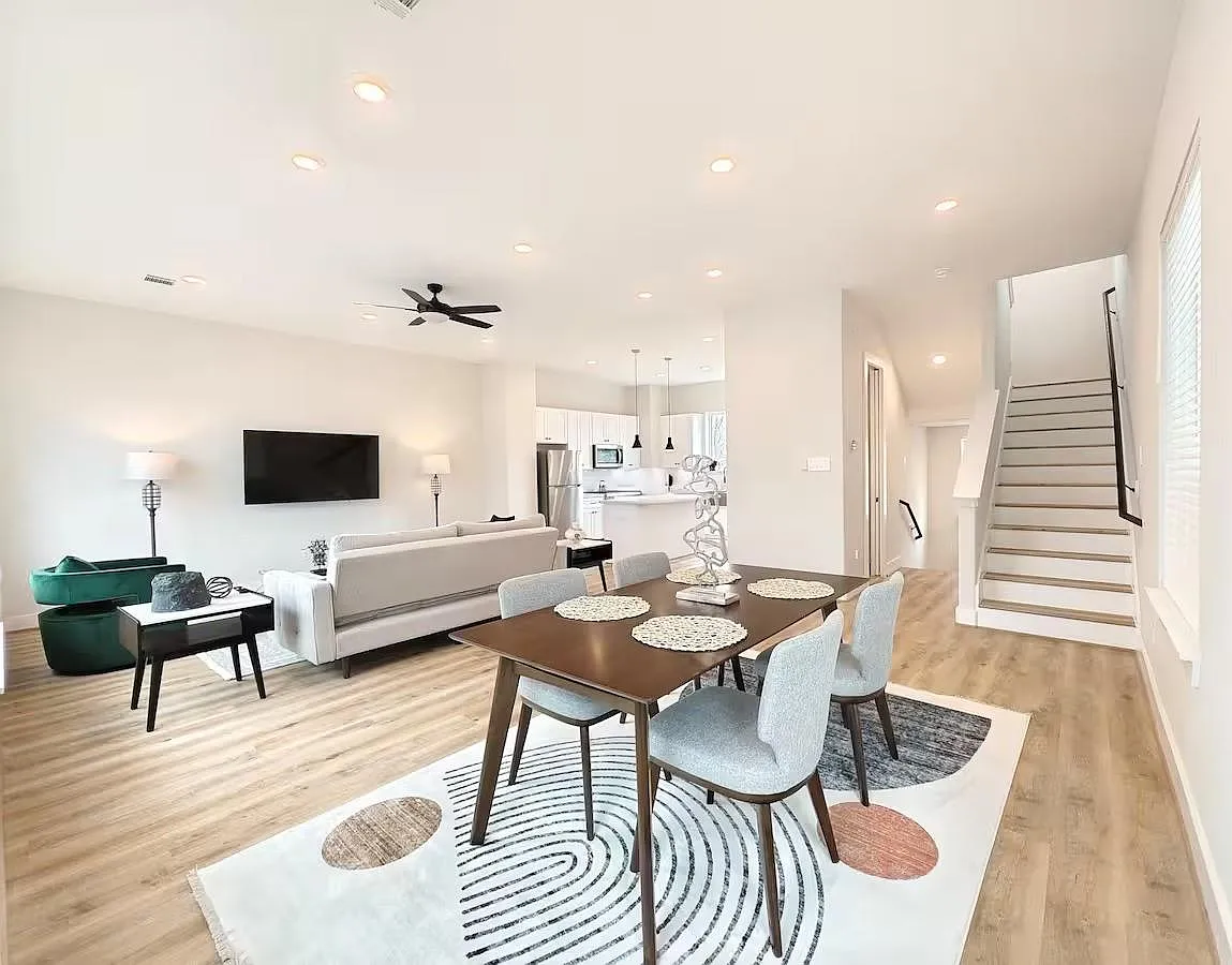 3 bed, 3.5 bath, 1939 sqft, $2,900 — Photo 1