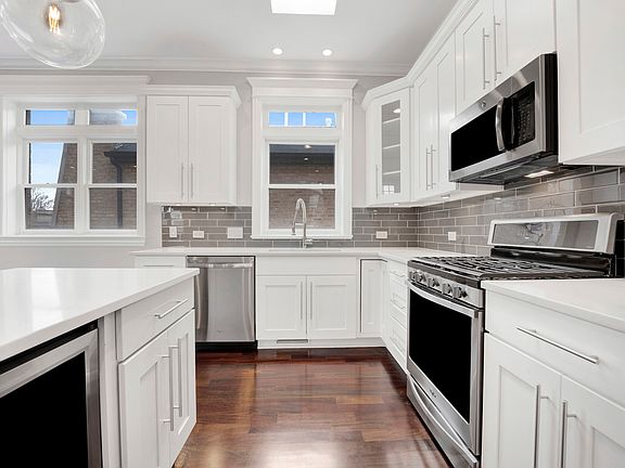 3rd image of 1343 W Cornelia Ave #3