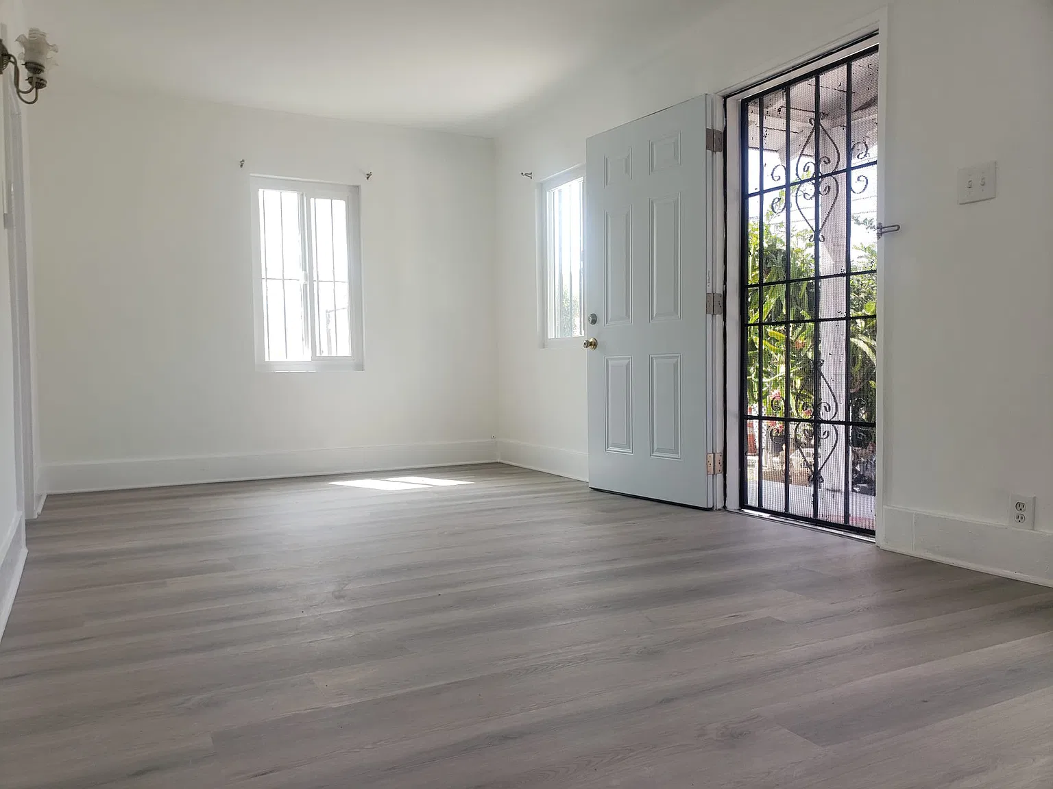 2 bed, 600 sqft, $2,200 — Photo 2