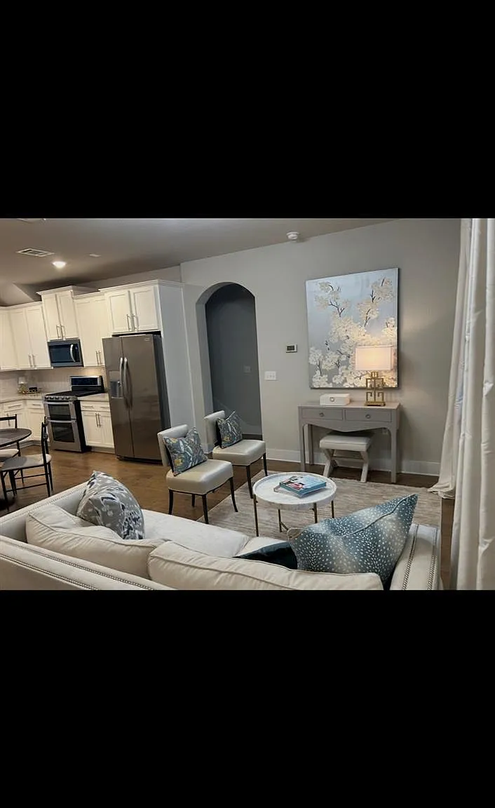 3 bed, 2.5 bath, 2018 sqft, $3,000 — Photo 3