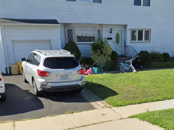 196 N Nassau Ave, Massapequa, NY 11758