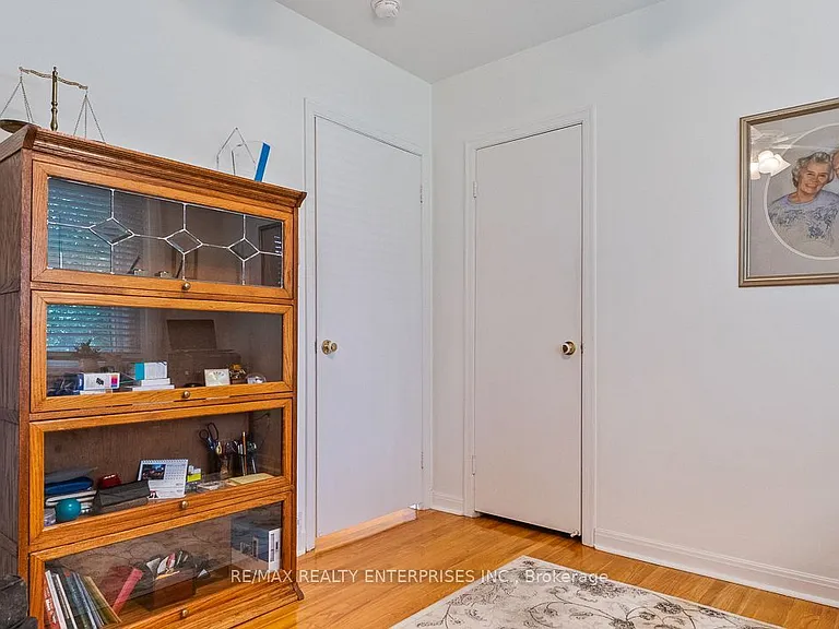 1373 Queen Victoria Ave — Photo 32