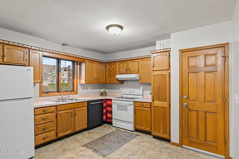 5th image of 3011 Broadway