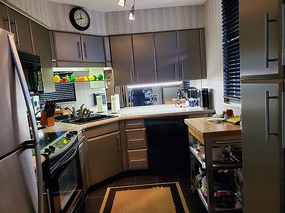 Kitchen w granite/ss appl! 