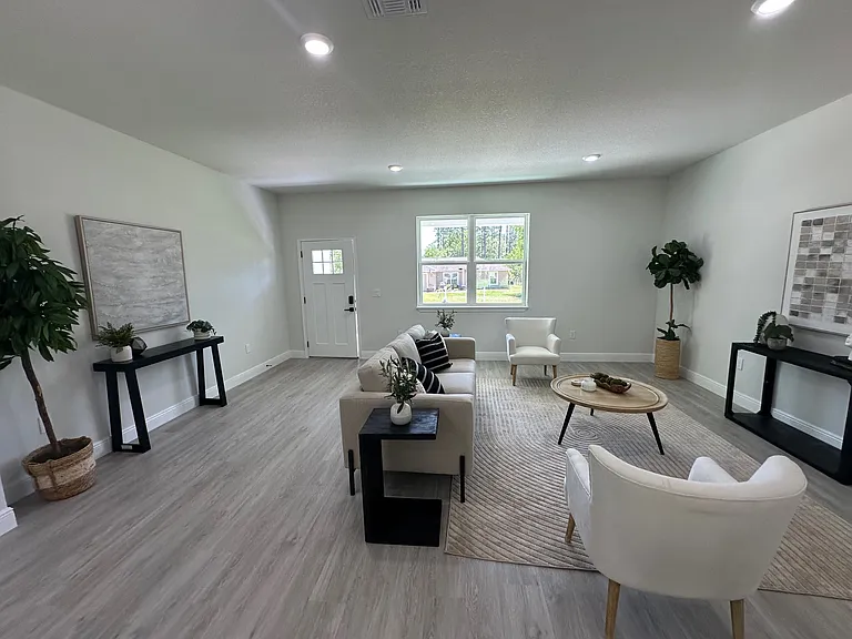1557 W Elder Ln — Photo 9