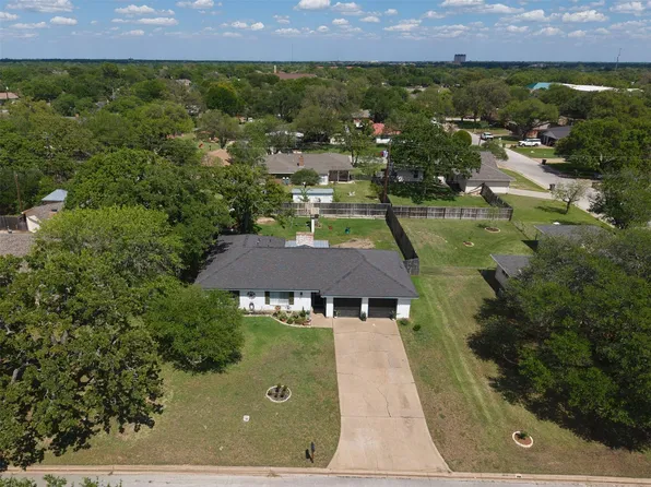 3613 Oak Ridge Dr, Bryan, TX 77802