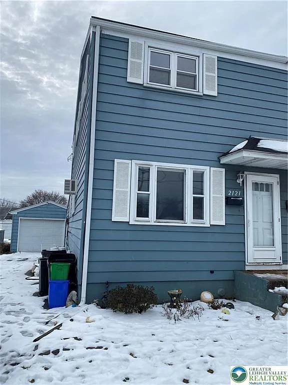 3 bed, 1.0 bath, 1400 sqft, $1,950 — Photo 1