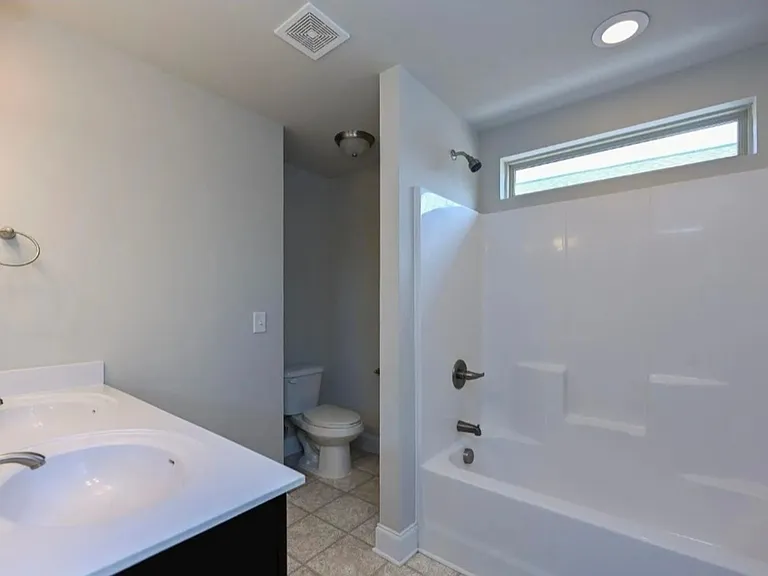 110 Wilbur St — Photo 4