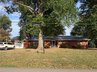 1002 SW 2nd St, Gravette, AR 72736
