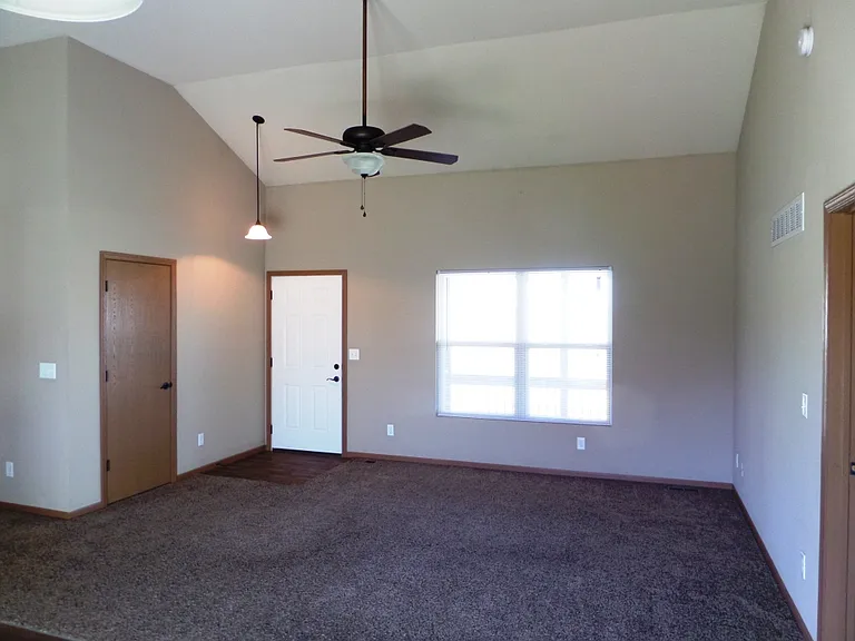 4332 SE Horseshoe Bend Dr — Photo 3