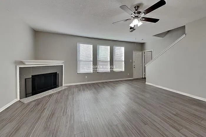 4 bed, 3.0 bath, 2401 sqft, $2,200 — Photo 3