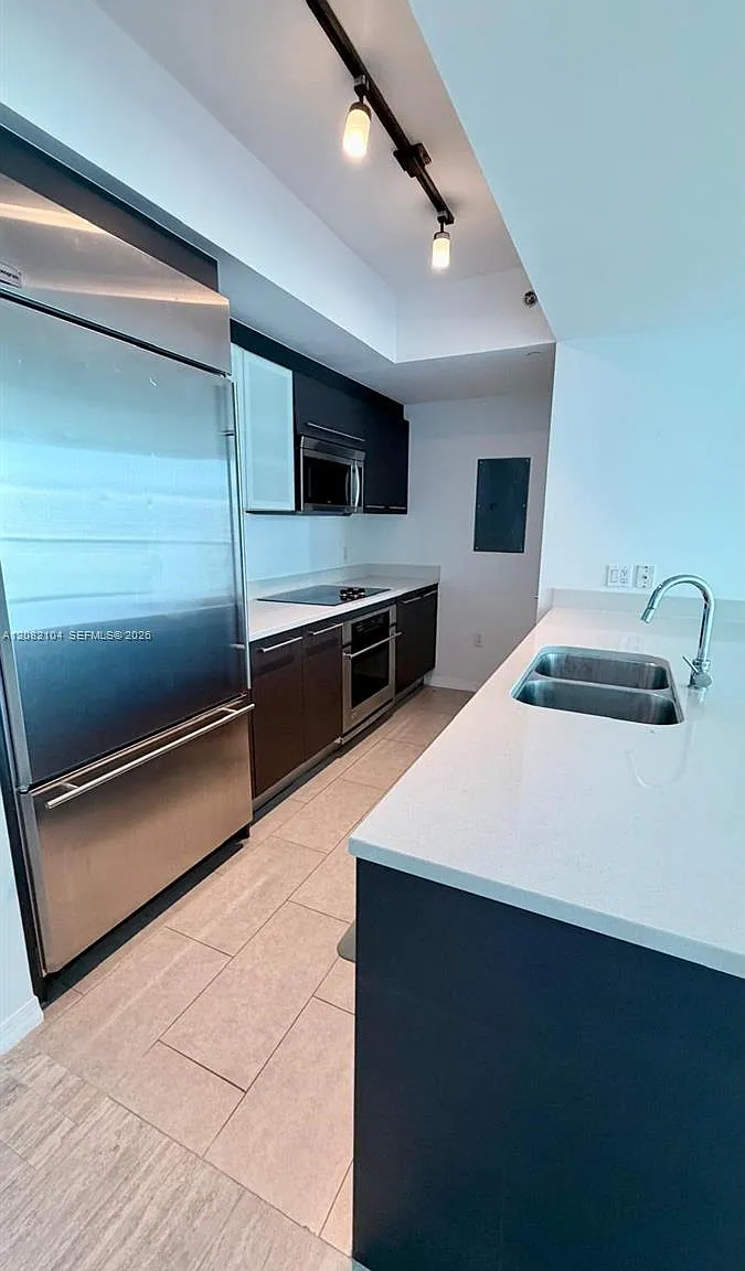 500 Brickell Ave — Photo 3