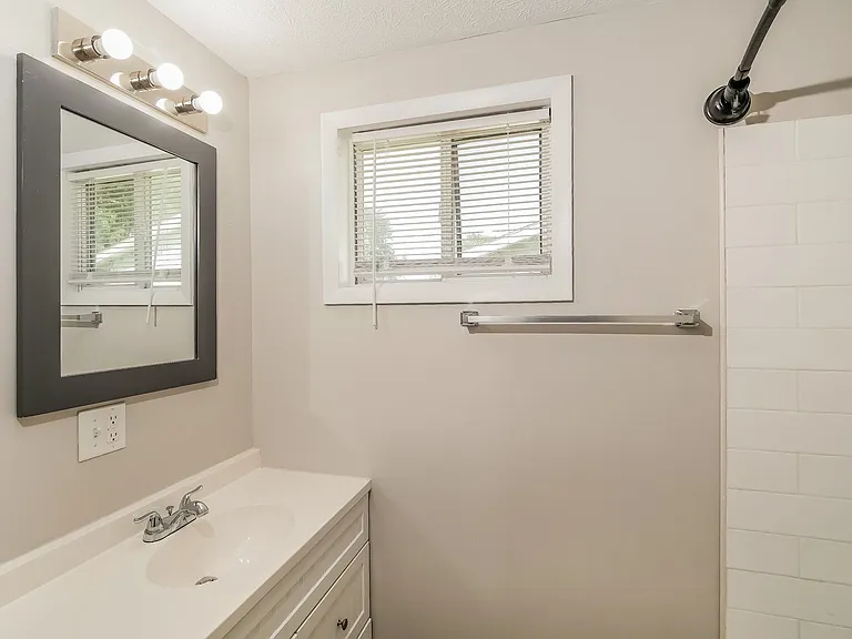 1833853_027_main_bathroom_13116495.jpg