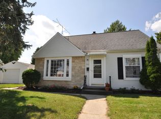 832 Birchwood Dr, West Bend, WI 53095