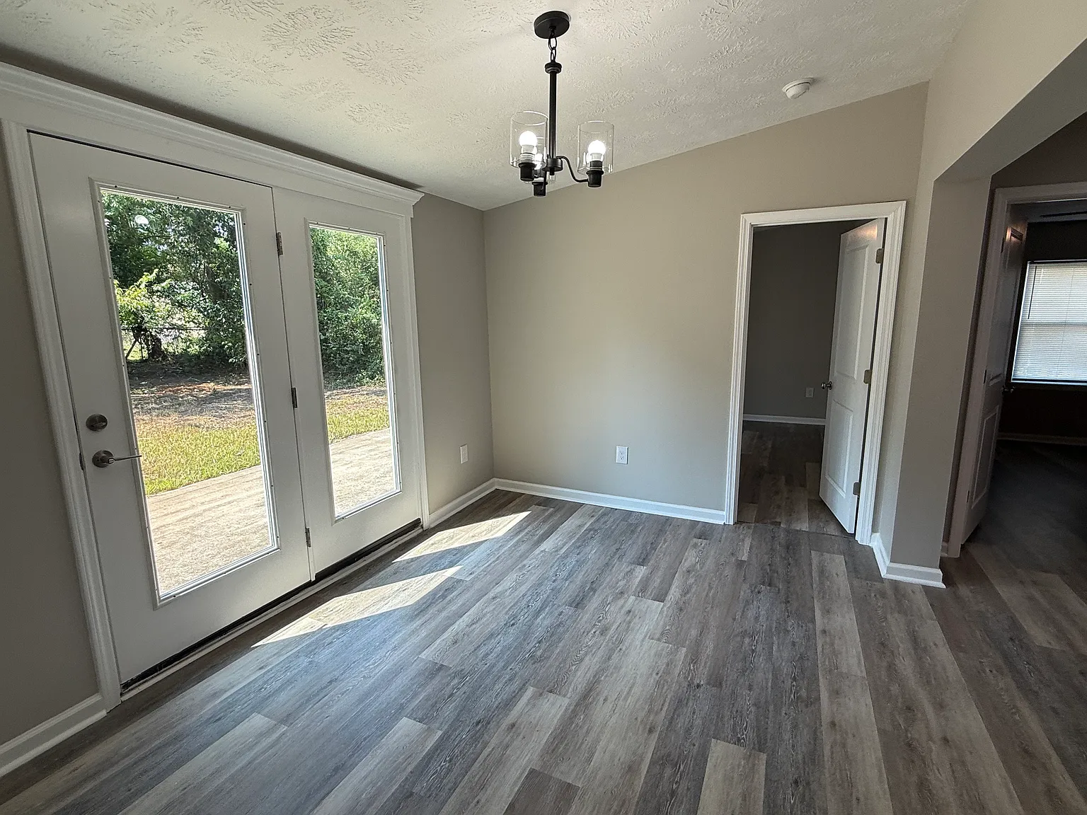 6 bed, 2100 sqft, $2,425 — Photo 4