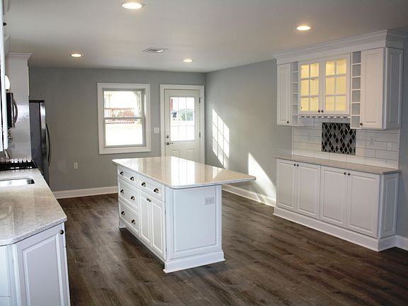 3rd image of 27 Buckingham Drive N