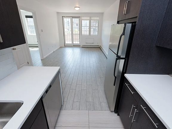 3rd image of 2757 Crescent St APT 2B