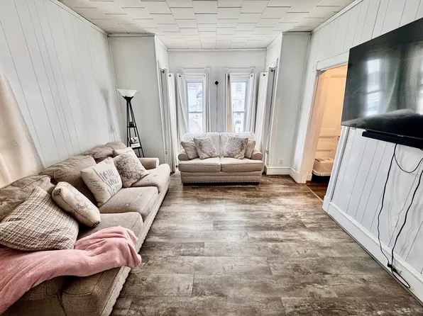 15 Barclay St, Lowell, MA 01851