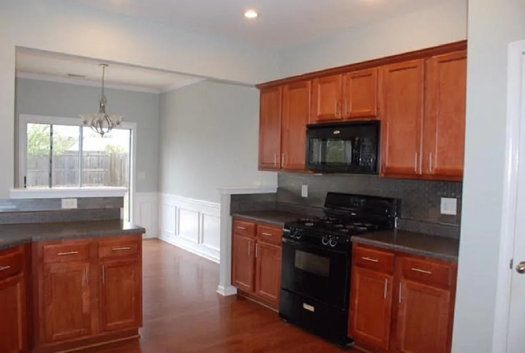 3 bed, 2.5 bath, 1954 sqft, $2,400 — Photo 3