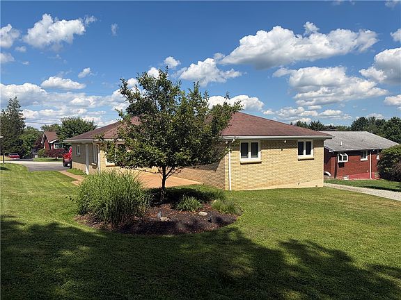 3rd image of 120 Crestview Mnr