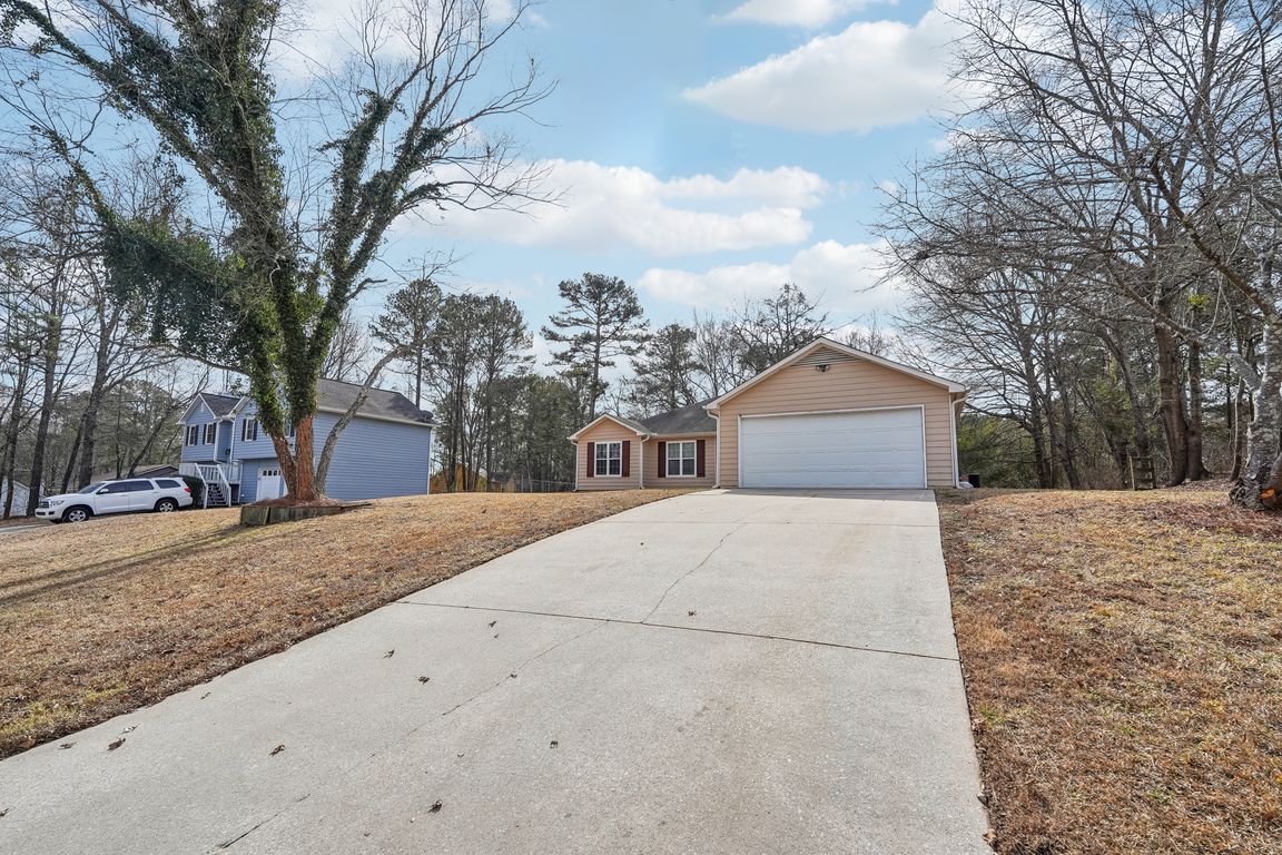 Windridge Dr NE-001.jpg