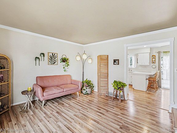 5th image of 527 Spring Ln