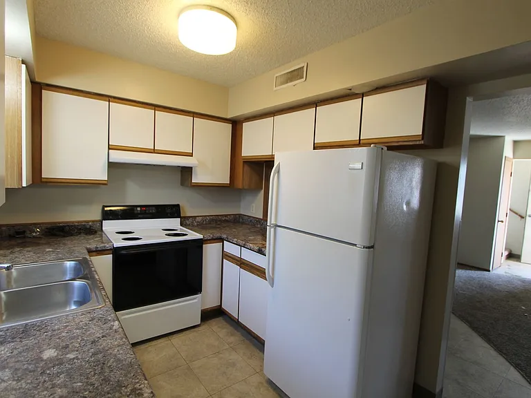 The Warwick of Norfolk. Now leasing updated 1, 2 bedroom apartments and 3 bedroom townhomes! — Photo 38