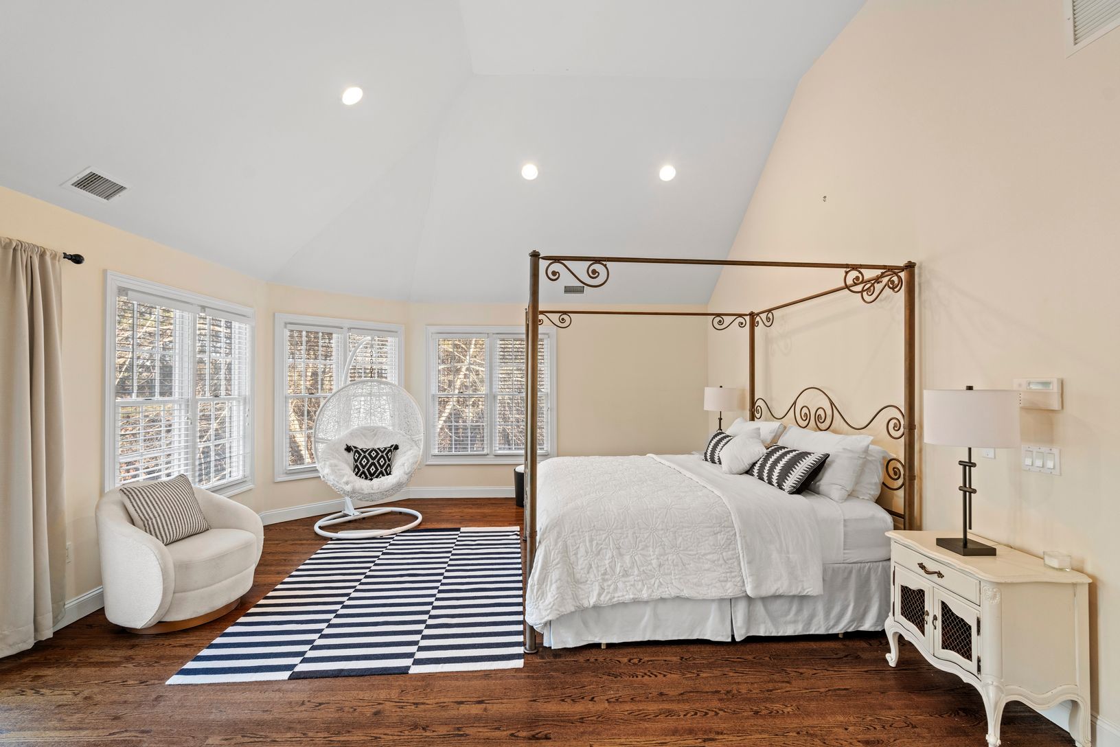  Spacious guest bedroom 