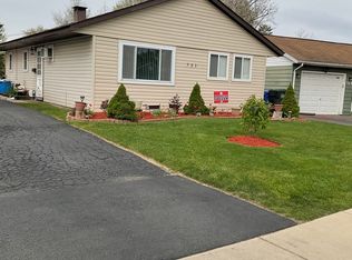 751 Navajo Dr, Carpentersville, IL
